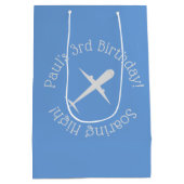 Gepersonaliseerd vliegtuig op blauw, stijgend hoog medium cadeauzakje (Achterkant)