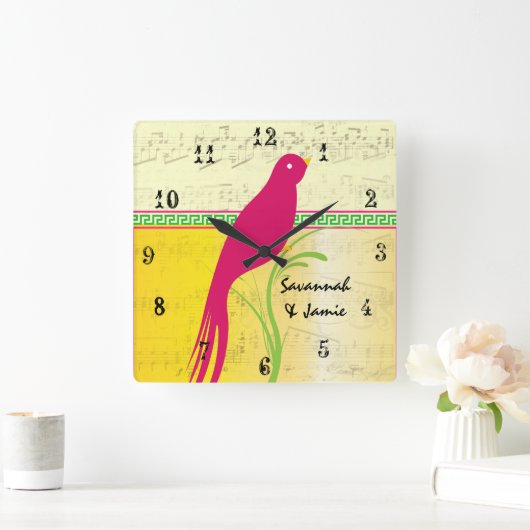Gepersonaliseerd vogelgeel roze en groen vierkante klok (Huis)
