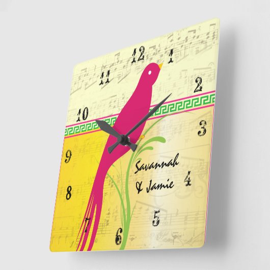 Gepersonaliseerd vogelgeel roze en groen vierkante klok (Hoek)