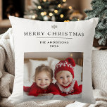 "Gepersonaliseerd vrolijk kerstcadeau met foto Kussen<br><div class="desc">"Vier het vakantieseizoen met dit gepersonaliseerde vrolijke kerstkussen, compleet met ruimte voor een aangepaste foto en naam. Perfect als een doordacht, uniek geschenk, dit gezellige kussen brengt een persoonlijke touch aan het decor van de vakantie. Het feestelijke ontwerp is voorzien van een vrolijke 'Merry Christmas' groet, waardoor het ideaal is...</div>