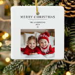 Gepersonaliseerd vrolijk kerstfeest Ornament met f<br><div class="desc">"Vier het vakantieseizoen met dit gepersonaliseerde vrolijke kerstfeest Ornament, met ruimte voor een aangepaste foto en naam. Perfect als een oprechte aandenken, dit ornament voegt een persoonlijke touch aan de kerstdecoratie. Met een feestelijke 'Merry Christmas'-groet is het een ideaal cadeau voor familie, vrienden of iemand speciaal. Hang het aan de...</div>