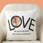 Gepersonaliseerd We houden van je Pap Foto Kussen<br><div class="desc">Dit is "We houden van je vader!" Fotokussen is versierd met het woord LOVE in zwarte typografie op een witte achtergrond. Gemakkelijk aan te passen met uw foto en naam. Perfect als een Vaderdag cadeau.</div>