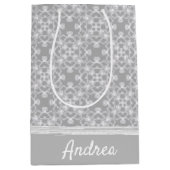 Gepersonaliseerd wit en grijs patroon medium cadeauzakje (Voorkant)