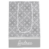 Gepersonaliseerd wit en grijs patroon medium cadeauzakje (Achterkant)