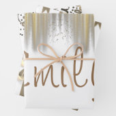 Gepersonaliseerd wit met gouden ribbons van zaterd inpakpapier vel (In situ)