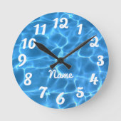 Gepersonaliseerd wit nummer Aqua Blue Swimming Poo Ronde Klok (Voorkant)