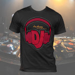 Gepersonaliseerd zwart DJ-T-shirt T-shirt<br><div class="desc">De afkorting DJ en een rode hoofdtelefoon afbeelding. Een idee van de mode om de Djay te promoten.</div>