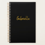 Gepersonaliseerd zwart en goud planner<br><div class="desc">Een gepersonaliseerde zwarte en gouden planner. U kunt het deksel aan de voorzijde eenvoudig personaliseren met een naam in goud. De achterklep is een stevig zwart. Zie alle foto's. Deze gepersonaliseerde planner zou haar ook een unieke gave geven.</div>