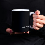 Gepersonaliseerd zwart en naam monogram | elegant koffiemok<br><div class="desc">Begin uw dag met sophisticatie met behulp van deze elegante gepersonaliseerde koffie-mok. Met een tijdloos zwart ontwerp met een aanpasbaar monogram en naam, is deze mok ideaal voor koffieliefhebbers die moderne stijl waarderen. Ideaal voor het drinken van koffie, thee of warme chocolademelk, het is gemaakt van hoogwaardige materialen en is...</div>