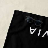 Gepersonaliseerd zwart en naam monogram | elegant strandlaken (In situ)