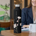 Gepersonaliseerd zwart en roze Floral Waterfles<br><div class="desc">Een eenvoudige en leuke gepersonaliseerde naam: roestvrijstalen waterfles. Voeg jouw naam in een verticale lijn toe en maak het van u. U kunt de stijl, de flessengrootte, de doopvont, en de kleur van deze fles kiezen. Voel je vrij om mijn winkel te bezoeken voor meer design. Geweldig idee om deze...</div>