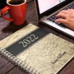 Gepersonaliseerd zwart goud planner<br><div class="desc">Deze gepersonaliseerde Planner is versierd met een getextureerde gouddruk van het effect. Eenvoudig aan te passen met jouw naam en jaar of monogram als u dat wilt. Omdat we ons eigen kunstwerk creëer,  zal je dit exacte afbeelding niet vinden van andere ontwerpers. Origineel ontwerp © Michele Davies.</div>