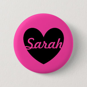 Gepersonaliseerd zwart hart op fuchsia roze ronde button 5,7 cm