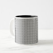 Gepersonaliseerd zwart-wit geometrisch patroon tweekleurige koffiemok (Voorkant links)