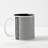 Gepersonaliseerd zwart-wit geometrisch patroon tweekleurige koffiemok (Links)