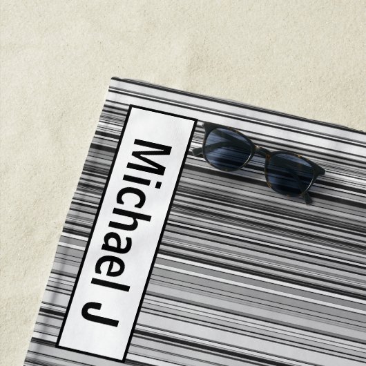 Gepersonaliseerd zwart wit gestreept patroon strandlaken (In situ)