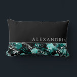 Gepersonaliseerd zwart-wit met Blauwgroen Roos Pat Kussen<br><div class="desc">Moderne, gepersonaliseerde lumboolkussens bieden een trendy roos florale patroon met aangepaste naam in stijlvolle typografie. De bovenkant kenmerkt een eenvoudige gewone zwarte achtergrond met douanenaam die in eenvoudige elegante doopvont wordt voorgesteld. De onderkant is voorzien van een trendy bloempatroon met helder turquoise-rozen die met witte blauwgroen en witte bloei op...</div>