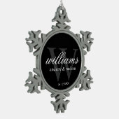 Gepersonaliseerd zwart-wit monogram tin sneeuwvlok ornament (Links)