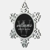 Gepersonaliseerd zwart-wit monogram tin sneeuwvlok ornament (Rechts)
