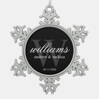 Gepersonaliseerd zwart-wit monogram tin sneeuwvlok ornament