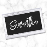 Gepersonaliseerd zwart-wit penseelscript visitekaarthouder<br><div class="desc">Girly glam visitekaartje houder voor haar in zwart-wit. De naam is voorzien van een wit gekleurde moderne handgeschreven letters borstel script kalligrafie stijl. Pas de kleur, grootte en stijl van het lettertype aan in dit tekstontwerp. Je vindt een handvol gedurfde, moderne kalligrafie scripts in het systeem. Voor kortere namen kunt...</div>