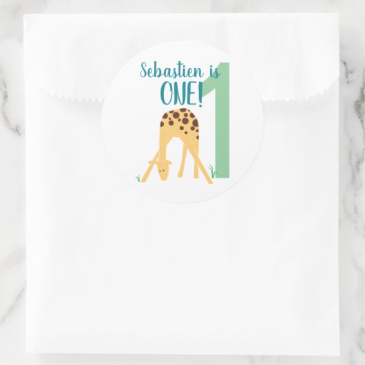 Gepersonaliseerde 1e Verjaardag Moderne Gele Giraf Ronde Sticker (Tas)