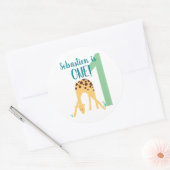 Gepersonaliseerde 1e Verjaardag Moderne Gele Giraf Ronde Sticker (Envelop)