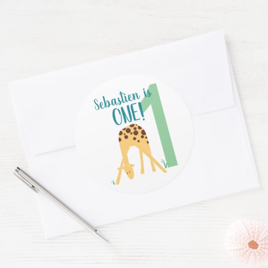 Gepersonaliseerde 1e Verjaardag Moderne Gele Giraf Ronde Sticker (Envelop)