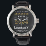 Gepersonaliseerde 21e verjaardag Geboren 2004 Horloge<br><div class="desc">Een gepersonaliseerd uniek horloge voor die speciale verjaardagspersoon die 21 wordt. Voeg de naam toe aan dit retro stijl zwart, wit en goud ontwerp voor een op maat gemaakt cadeau. Bewerk eenvoudig de naam en het jaar met de sjabloon die u hebt opgegeven. Een prachtig cadeau voor een speciale gelegenheid....</div>