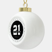 Gepersonaliseerde 21ste verjaardag Modern en Elega Keramische Bal Ornament (Rechts)