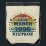 Gepersonaliseerde  30e verjaardagscadeaus trekkoord rugzakje<br><div class="desc">Je kunt wat originaliteit toevoegen aan je garderobe-collectie met dit retro sunset graphic-ontwerp met geweldige letterletters voor typografie, een geweldig cadeau voor mannen, vrouwen, echtgenoten, vrouwen, vriendin en een vriend die van dit unieke kunstwerk zal houden. Het beste en leukste vakantie cadeau voor je vrolijke verjaardagsfeestje. Als u van deze...</div>