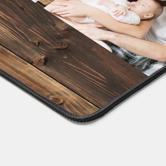 Gepersonaliseerde 4 foto collage rustiek hout bureaumat (Hoek)