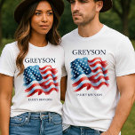 Gepersonaliseerde 4 juli Familie Reünie Matching T-shirt<br><div class="desc">Vier in stijl met deze t-shirts van het man van 4 juli, de perfecte manier om je patriottische show af te sluiten en creëer betekenisvolle familiereüniememememememememancipaties. Met een gedurfd Amerikaans vlagontwerp en aanpasbaar met uw familienaam, stropdassen deze shirten prachtig in klassieke familiereüniethema's en maken ze bijeenkomsten extra speciaal. Gemaakt voor...</div>