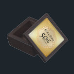 Gepersonaliseerde 50e bruiloft Jubileum Gold Premium Opbergdoosje<br><div class="desc">Elegante gouden medaille 50e bruiloft Jubileum trinket doos. De zachte gladde achtergrond heeft een gouden medaillon ontwerp op. Het organische medaillon schip is geschetst in een diep bronzen goud en het interieur is een licht bronzen goud. De naam van het echtpaar is geschreven in een script. Het 50ste Jubileum staat...</div>