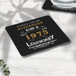 Gepersonaliseerde 50e Verjaardag Geboren 1975  Zwa Kartonnen Onderzetters<br><div class="desc">Een gepersonaliseerd ontwerp van een klassiek papieren onderzetter voor dat verjaardagsfeest voor iemand die in 1975 is geboren en 50 wordt. Voeg de naam toe aan dit retro-stijl zwart, wit en gouden ontwerp voor een aangepast 50e verjaardagscadeau. Bewerk eenvoudig de naam en het jaar met de sjabloon die u hebt...</div>