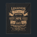 Gepersonaliseerde  50ste verjaardag whiskey thema fleece deken<br><div class="desc">U kunt wat originaliteit toevoegen aan uw garderobe collectie met dit klassieke verjaardagsgrafisch ontwerp met geweldige typografie lettertype belettering, is een geweldig cadeau-idee voor mannen, vrouwen, echtgenoten, vrouw vriendinnen, en een vriend die zal houden van dit one-of-a-kind kunstwerk. Het beste geweldige en leuke vakantie cadeau voor uw vrolijke verjaardagsfeestje. Als...</div>