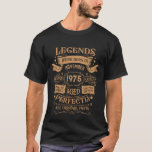 Gepersonaliseerde  50ste verjaardag whiskey thema t-shirt<br><div class="desc">U kunt wat originaliteit toevoegen aan uw garderobe collectie met dit klassieke verjaardagsgrafisch ontwerp met geweldige typografie lettertype belettering, is een geweldig cadeau-idee voor mannen, vrouwen, echtgenoten, vrouw vriendinnen, en een vriend die zal houden van dit one-of-a-kind kunstwerk. Het beste geweldige en leuke vakantie cadeau voor uw vrolijke verjaardagsfeestje. Als...</div>