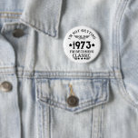 Gepersonaliseerde  50ste verjaardagscadeaus ronde button 5,7 cm<br><div class="desc">U kunt wat originaliteit toevoegen met deze limited edition, premium kwaliteit en origineel, stijlvol, retro en uiterlijk verjaardagsgrafisch ontwerp met een cool typografie lettertype. Dit is een geweldig cadeau-idee voor mannen, vrouwen, echtgenoten, vrouwen, vriendinnen en vriendjes die dol zijn op dit unieke kunstwerk. Uniek en leuk vakantiegift voor uw vrolijke...</div>