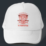 Gepersonaliseerde  50ste verjaardagscadeaus trucker pet<br><div class="desc">U kunt wat originaliteit toevoegen met deze limited edition, premium kwaliteit en origineel, stijlvol, retro en uiterlijk verjaardagsgrafisch ontwerp met een cool typografie lettertype. Dit is een geweldig cadeau-idee voor mannen, vrouwen, echtgenoten, vrouwen, vriendinnen en vriendjes die dol zijn op dit unieke kunstwerk. Uniek en leuk vakantiegift voor uw vrolijke...</div>