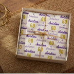 Gepersonaliseerde 60- en Fabulous 60th Birthday Gi Inpakpapier Vel<br><div class="desc">Met dit leuke gouden en violette 60ste verjaardagsontwerp, dat je de mogelijkheid geeft om je te personaliseren, kun je 60 in stijl vieren. Wat een leuke manier om een zestigste verjaardagsfeest te vieren. U kunt niet alleen de naam maar de kleur van het aantal (en het aantal zelf) en het...</div>