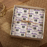 Gepersonaliseerde 60- en Fabulous 60th Birthday Gi Inpakpapier Vel<br><div class="desc">Het vieren van het draaien van 60 in stijl met dit leuke zwarte en violette 60ste verjaardagsontwerp dat u de optie geeft om zich te personaliseren. Wat een leuke manier om een zestigste verjaardagsfeest te vieren. U kunt niet alleen de naam maar de kleur van het aantal (en het aantal...</div>