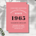 Gepersonaliseerde 60e verjaardag Voeg Jouw naam to Kaart<br><div class="desc">Voor degenen die in 1965 zijn geboren en hun verjaardagsfeest vieren, hebben we de ideale verjaardagsuitnodigingskaart. De roze achtergrond met een wit en zwart ontwerp is eenvoudig en toch elegant. Pas de tekst eenvoudig aan de voor- en achterkant van deze verjaardagsuitnodigingskaart aan met behulp van de meegeleverde sjabloon. Onderdeel van...</div>