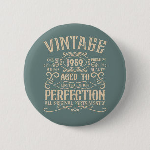 Gepersonaliseerde  65e verjaardag whiskey thema ronde button 5,7 cm