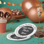 Gepersonaliseerde 70e Verjaardag toevoegen Photo P Papieren Bordje<br><div class="desc">Custom 70th Birthday Afbeelding Party Supplies. Een manier om Happy Birthday op een unieke manier te zeggen. Voeg je Afbeelding toe aan het bord ontwerp voor het Special B-day Event voor de 70 jaar oude. Bewerkbare gebogen tekst rondt het ontwerp af met de optie om uw eigen bericht toe te...</div>