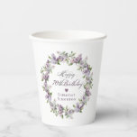 Gepersonaliseerde 70ste verjaardag Paarse Lila blo Papieren Bekers<br><div class="desc">Voeg een speciaal tintje toe aan uw feestdecor met deze gepersonaliseerde papieren bekers. Ze zullen de verjaardagsviering heel speciaal laten voelen. Het toevoegen van een naam duurt slechts enkele minuten. De zachte waterverf lila krans is perfect voor een lenteverjaardag of een vrouw die gewoon van lila's houdt. De kalligrafie is...</div>