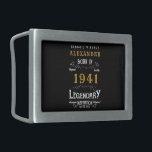 Gepersonaliseerde 80e verjaardag Geboren in 1941   Gesp<br><div class="desc">Een gepersonaliseerde riemgesp voor die verjaardagspersoneel geboren in 1941 en 80 jaar oud. Voeg de naam toe aan dit retro-stijl zwart, wit en gouden ontwerp voor een aangepast 80e verjaardagscadeau. Bewerk eenvoudig de naam en het jaar met de sjabloon die u hebt opgegeven. Een prachtig aangepast zwart verjaardagscadeau. Meer geschenken...</div>