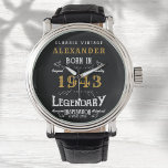 Gepersonaliseerde 80e verjaardag Geboren in 1943   Horloge<br><div class="desc">Een gepersonaliseerd uniek horloge voor die speciale verjaardagspersoon, geboren in 1943 en 80. Voeg de naam toe aan dit retro-stijl zwart, wit en gouddesign voor een aangepast cadeau voor 80ste verjaardag. Bewerk eenvoudig de naam en het jaar met de sjabloon die u hebt opgegeven. Een prachtig aangepast cadeau voor zwarte...</div>