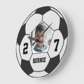 Gepersonaliseerde aangepaste voetbal speler sportt grote klok (Hoek)
