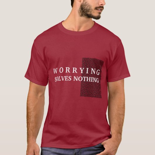 Gepersonaliseerde aangepaste zorgen lost niets op t-shirt (Voorkant)