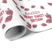 Gepersonaliseerde aardbeienverjaardag cadeaupapier (Rol Hoek)